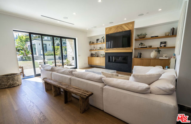 18938 Wells Drive, Tarzana CA: https://media.crmls.org/mediaz/31985acc-5f83-4f47-94d5-16d122704886.jpg