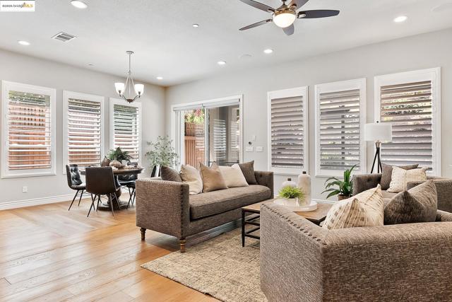 1627 Healing Rock Ct, Brentwood CA: https://media.crmls.org/mediaz/31986eb0-b334-4a7a-beef-61e06788b2d2.jpg