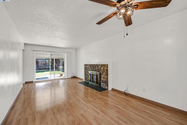 844 Wall St, Livermore CA: https://media.crmls.org/mediaz/31989664-cbc0-4836-b049-3691df903642.jpg