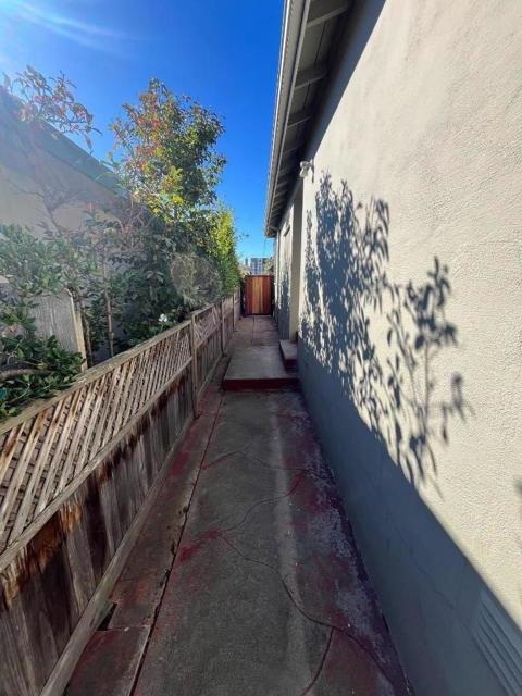 210 7th Lane, South San Francisco CA: https://media.crmls.org/mediaz/3198e881-766f-4082-87a3-bebbe65d59fb.jpg