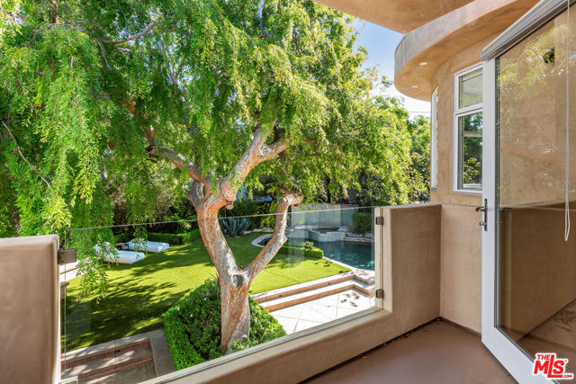 739 20th Street, Santa Monica CA: https://media.crmls.org/mediaz/3199fafa-51fc-4028-89f3-29b07ba8a799.jpg