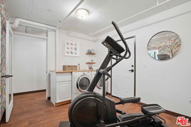 4541 Colfax Avenue, Studio City CA: https://media.crmls.org/mediaz/319b31c1-2ed1-4678-ba83-d757e47eb5d7.jpg