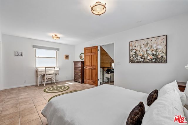 666 Marr Street, Venice CA: https://media.crmls.org/mediaz/319b97a5-293a-4e4c-a01b-03b688e61067.jpg