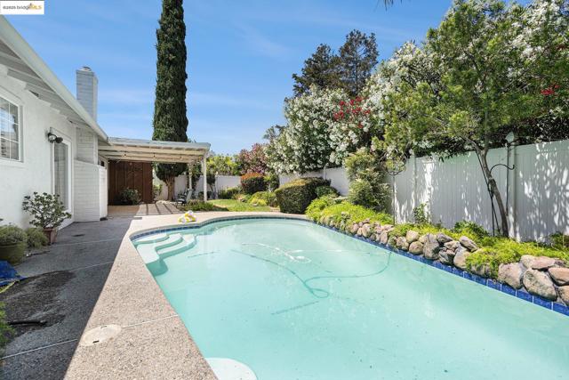 3031 Barmouth Dr, Antioch CA: https://media.crmls.org/mediaz/319bba76-1150-4e8e-8ad9-23bb8365f0da.jpg