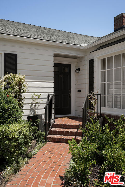 3860 Hepburn Avenue, Los Angeles CA: https://media.crmls.org/mediaz/319bf413-bd0a-40e8-894c-5b4f51ab99f3.jpg