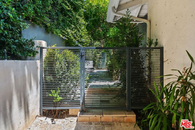 1166 LAS PULGAS Place, Pacific Palisades CA: https://media.crmls.org/mediaz/319c59a7-9563-4652-a00c-be328fd3bce0.jpg