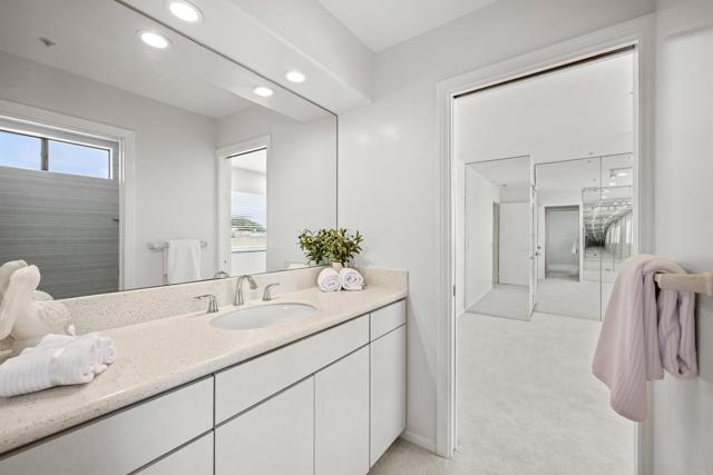 Detail Gallery Image 19 of 25 For 3868 Riviera 4a,  San Diego,  CA 92109 - 3 Beds | 2/1 Baths
