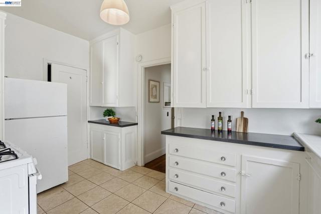 1424 Hampel St, Oakland CA: https://media.crmls.org/mediaz/319e74dd-2fc4-4727-a2f5-5aed1c60014d.jpg