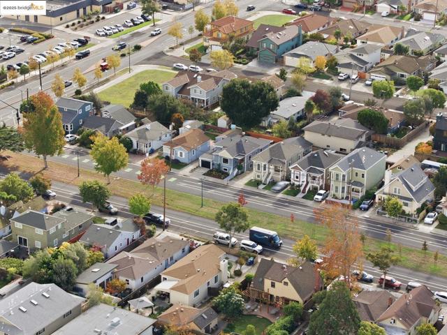 3274 Encinal Ave, Alameda CA: https://media.crmls.org/mediaz/319fb5f5-09f9-485c-a0c9-7da4ac401b04.jpg