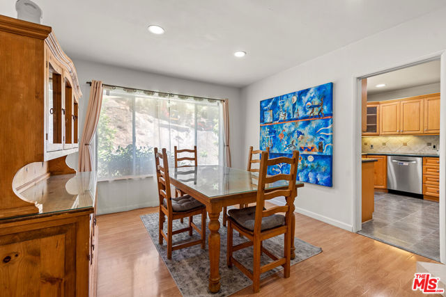 1109 Chantilly Road, Los Angeles CA: https://media.crmls.org/mediaz/31a0498c-6b19-4d8c-96bf-6e4718319b08.jpg