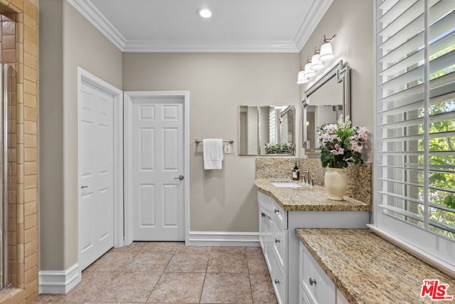 638 Oak Tree Court, Simi Valley CA: https://media.crmls.org/mediaz/31a09bff-9bf1-44b8-8af2-e37c11cf532b.jpg