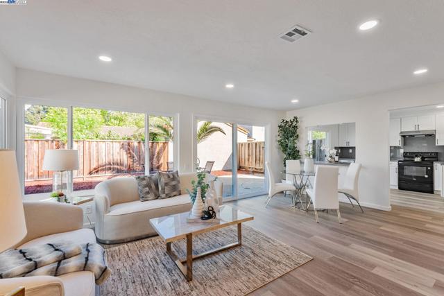 3856 Jacana Lake Ct, Fremont CA: https://media.crmls.org/mediaz/31a10213-0282-4101-bb34-67ad364121d8.jpg