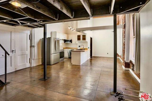 215 W 7th Street, Los Angeles CA: https://media.crmls.org/mediaz/31a12f78-aaed-4095-a99d-4dee6b3608f2.jpg