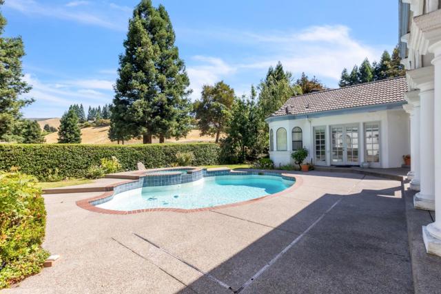 4443 Deer Field Way, Danville CA: https://media.crmls.org/mediaz/31a190a8-1024-426b-b778-e3a309c9dc5f.jpg
