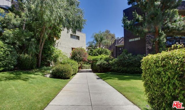 950 N Kings Road, West Hollywood CA: https://media.crmls.org/mediaz/31a1f3c4-2e82-4f2b-a07a-e867de5c9b62.jpg