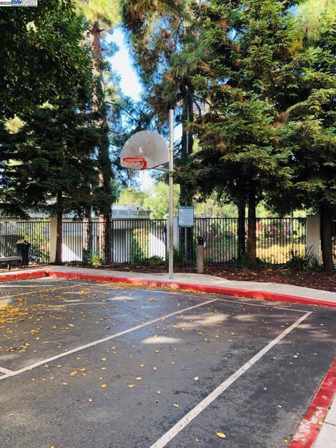 644 Artisan Pl, Hayward CA: https://media.crmls.org/mediaz/31a2474b-e35b-4ef4-8776-c9b0409805b6.jpg