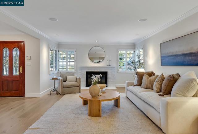 967 Ocho Rios Dr, Danville CA: https://media.crmls.org/mediaz/31a26207-dea6-41d7-af39-2506f27ec2c7.jpg