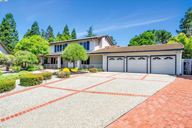 216 Salamanca Ct, San Ramon CA: https://media.crmls.org/mediaz/31a2a176-cf13-4e1c-8d88-1fba4a738d67.jpg