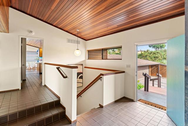 6960 Via Estrada, La Jolla CA: https://media.crmls.org/mediaz/31a39ea5-5743-4734-b84e-83e3e089bb75.jpg