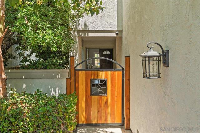22682 S Canada Ct, Lake Forest CA: https://media.crmls.org/mediaz/31a3b461-06c8-4f75-ac4d-7e3ffd0e1bab.jpg