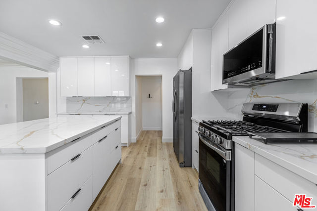 5510 Wilbur Avenue, Los Angeles CA: https://media.crmls.org/mediaz/31a3e41c-13ac-44fd-a2fd-14e322c1a833.jpg
