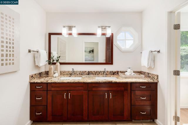 3402 Goyak Dr, Lafayette CA: https://media.crmls.org/mediaz/31a3faf0-4a46-45c9-afd1-3a0d0bc57cbf.jpg