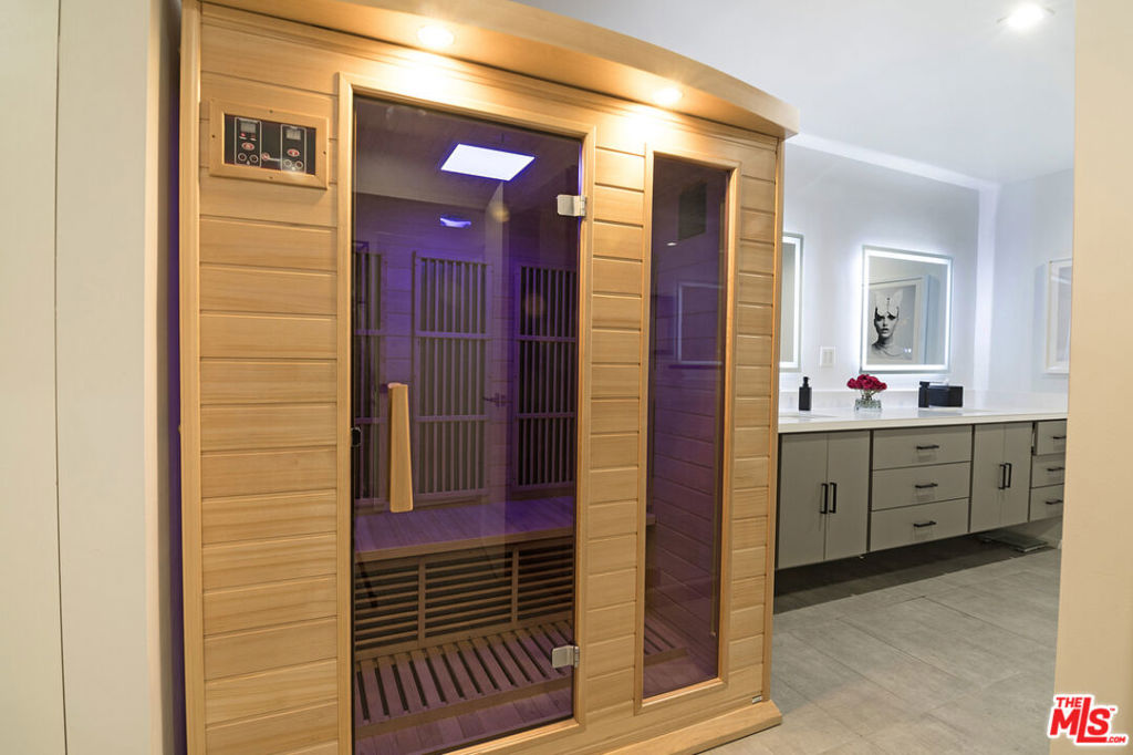 3585 Alana DriveSherman Oaks image #17