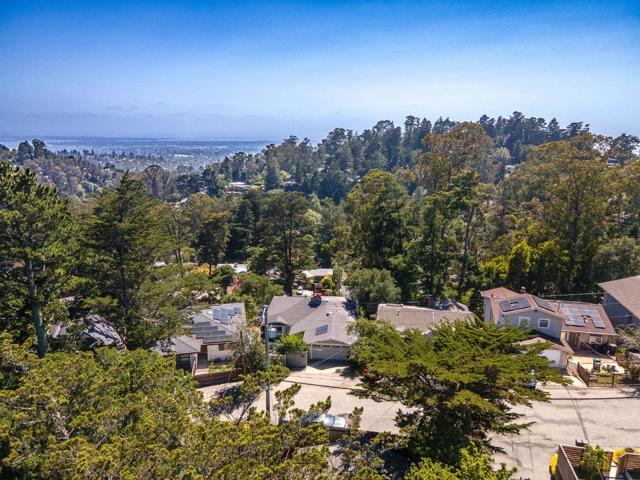 6827 Ridgewood Drive, Oakland CA: https://media.crmls.org/mediaz/31a46f0f-95f4-4016-8a39-ad2fce1cbd08.jpg