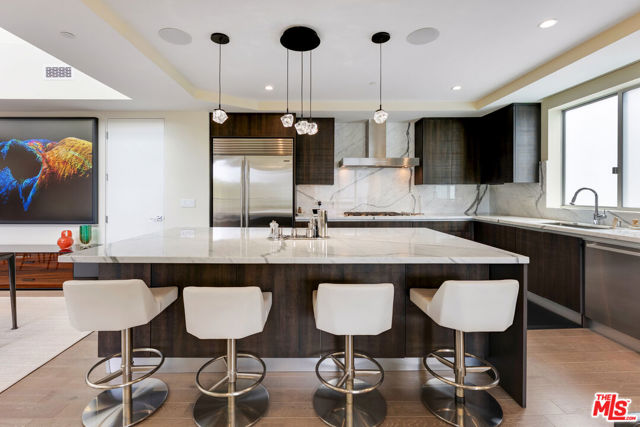 460 N Palm Drive, Beverly Hills CA: https://media.crmls.org/mediaz/31a51b10-99c7-4994-b5bb-375ee470498b.jpg