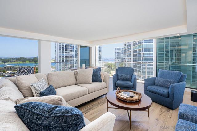 1760 Avenida Del Mundo, Coronado CA: https://media.crmls.org/mediaz/31a587c3-0d67-4a31-8312-ccccbdb335f8.jpg