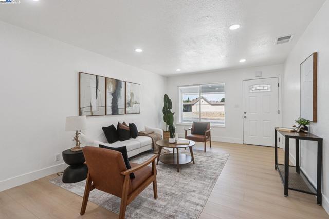 39681 Sundale Dr, Fremont CA: https://media.crmls.org/mediaz/31a66ed7-ee4e-4661-9d57-3409b64075e9.jpg
