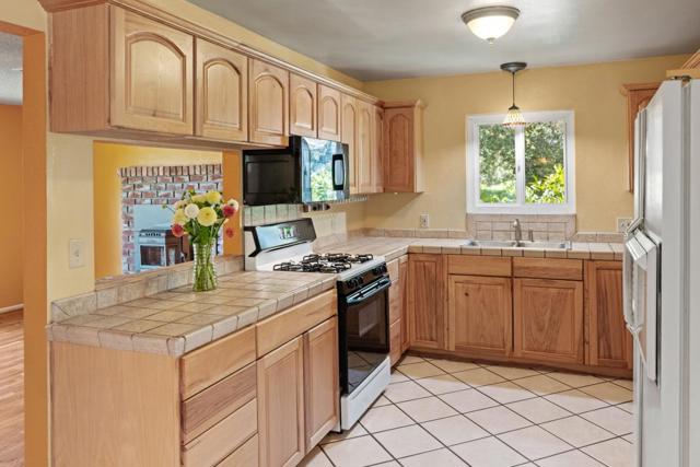 19060 Oak Heights Drive, Salinas CA: https://media.crmls.org/mediaz/31a77bd2-cf8a-4cce-863f-8d54c1a4ce5a.jpg