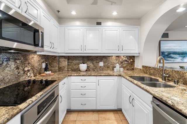 100 Harbor Dr, San Diego CA: https://media.crmls.org/mediaz/31a8712b-978a-4609-8740-44c7684bea37.jpg