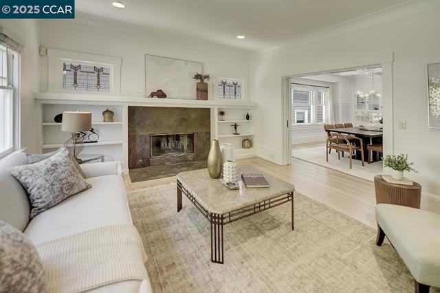 1039 Elsinore, Oakland CA: https://media.crmls.org/mediaz/31a90b6d-efd5-4216-ab5e-905eb1d02384.jpg