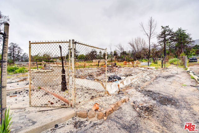 683 E Pine Street, Altadena CA: https://media.crmls.org/mediaz/31a94b78-038a-49f8-b4f6-c21feee659a6.jpg