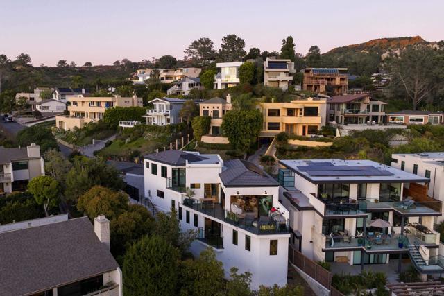 12994 Via Esperia, Del Mar CA: https://media.crmls.org/mediaz/31ac23f1-605f-4d27-9d09-12e9f10430e2.jpg