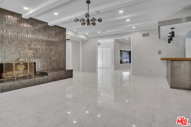 11410 Canton Drive, Studio City CA: https://media.crmls.org/mediaz/31aca693-2589-4a27-85ce-eb6f48ae4082.jpg