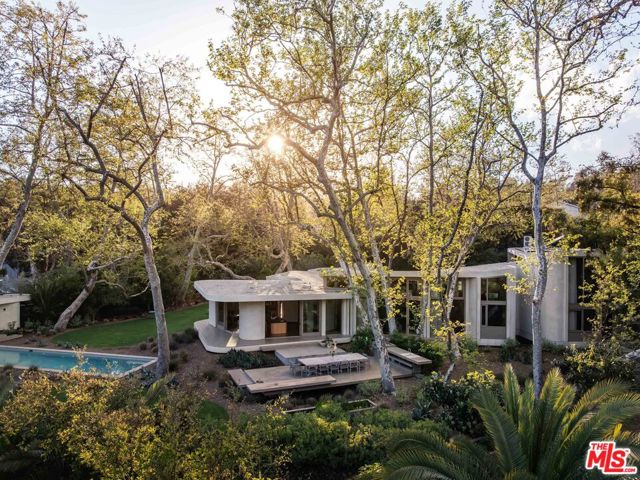 800 Brooktree Road, Pacific Palisades CA: https://media.crmls.org/mediaz/31ad1b20-d351-4f33-af94-1d20866917e6.jpg