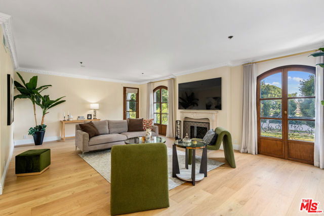 9249 Burton Way, Beverly Hills CA: https://media.crmls.org/mediaz/31adcf2b-6521-4fc0-8597-8de8f4b3580e.jpg