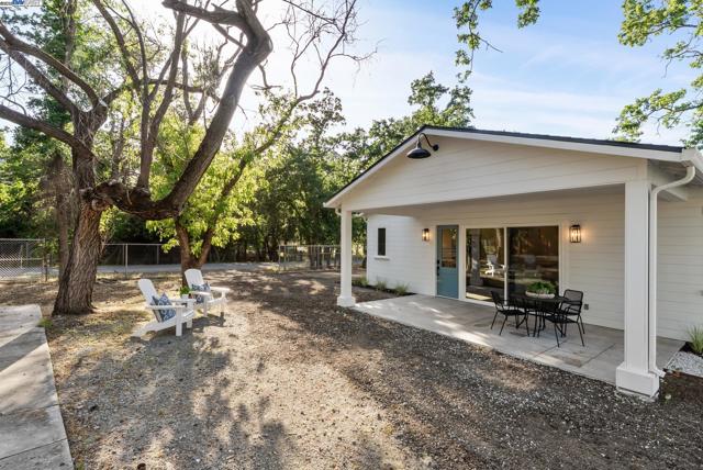 2129 Youngs Ct, Walnut Creek CA: https://media.crmls.org/mediaz/31aff58b-cbe1-412d-bfdb-c97448867aa4.jpg