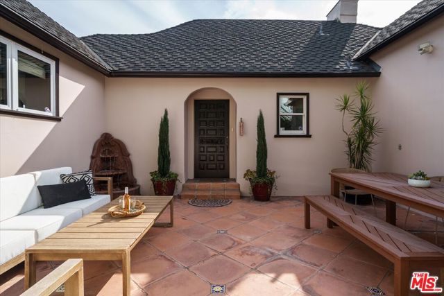 4189 Holly Knoll Drive, Los Angeles CA: https://media.crmls.org/mediaz/31b03680-435c-41b2-83df-0d8e5aad4a82.jpg