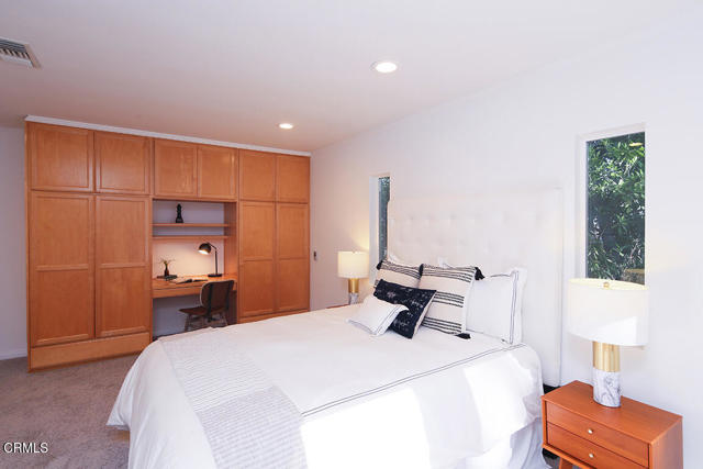 5245 Bubbling Well Lane, La Canada Flintridge CA: https://media.crmls.org/mediaz/31b07bd9-d0fd-4adf-9df9-51061b49b108.jpg