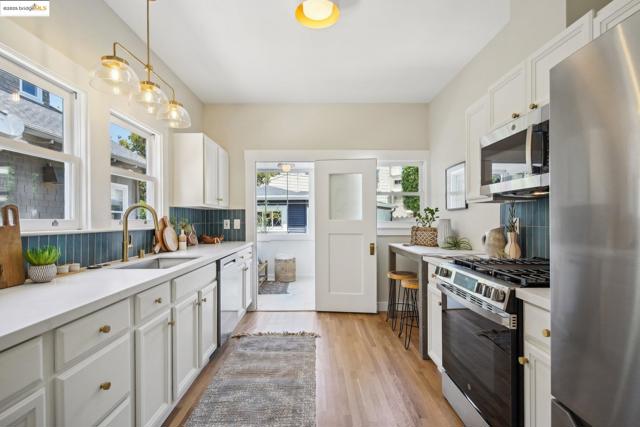 320 Forest St, Oakland CA: https://media.crmls.org/mediaz/31b19150-247e-4e22-8b2d-c6ad22983075.jpg