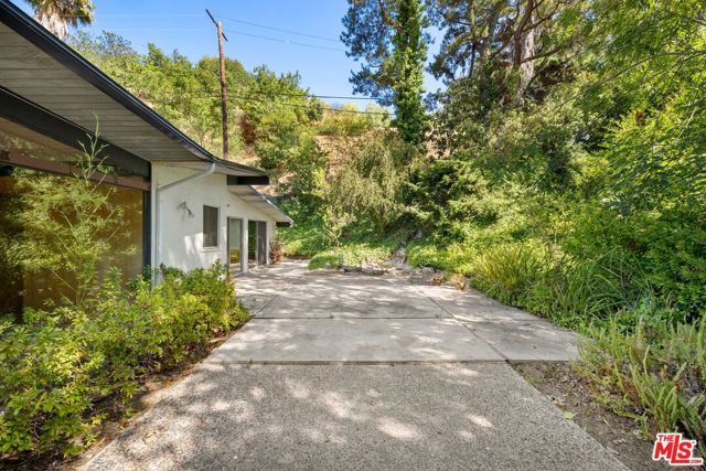 2734 Ellison Drive, Beverly Hills CA: https://media.crmls.org/mediaz/31b1c5ce-cd9c-4abb-adf7-13d83bde2c61.jpg