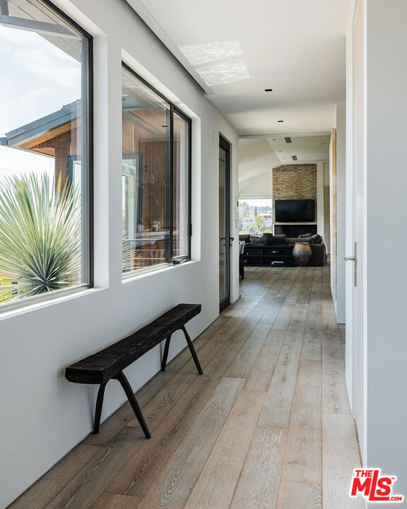 2532 Canyon Oak Dr, Los Angeles CA: https://media.crmls.org/mediaz/31b1e355-d82e-4cc3-b3d4-a7dfc7a35c47.jpg