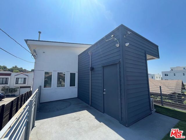 636 N Rampart Boulevard, Los Angeles CA: https://media.crmls.org/mediaz/31b2209d-e77d-408a-8ee7-000d58b23ef2.jpg