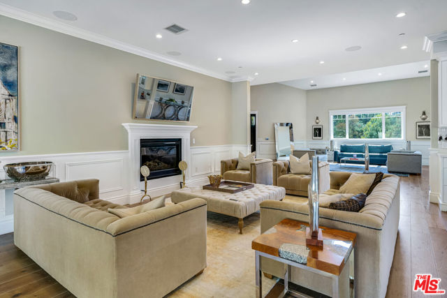 19633 Wells Drive, Tarzana CA: https://media.crmls.org/mediaz/31b23558-a595-4737-a6de-ef1e13c41ad0.jpg