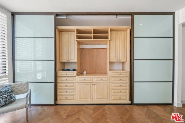 300 N Swall Drive, Beverly Hills CA: https://media.crmls.org/mediaz/31b2ecd7-4a78-4a72-845a-598e4741eed5.jpg