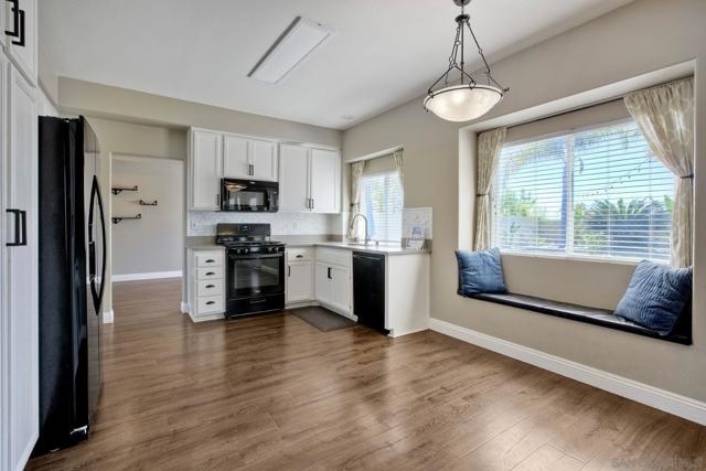 39513 Bonaire Way, Murrieta CA: https://media.crmls.org/mediaz/31b3ccc8-56f6-4b0d-b76d-745487202393.jpg