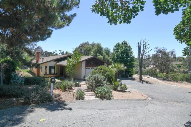 3096 Coral Tree Lane, Fallbrook CA: https://media.crmls.org/mediaz/31b4b815-3959-4d47-b187-7ecf6c7720a7.jpg